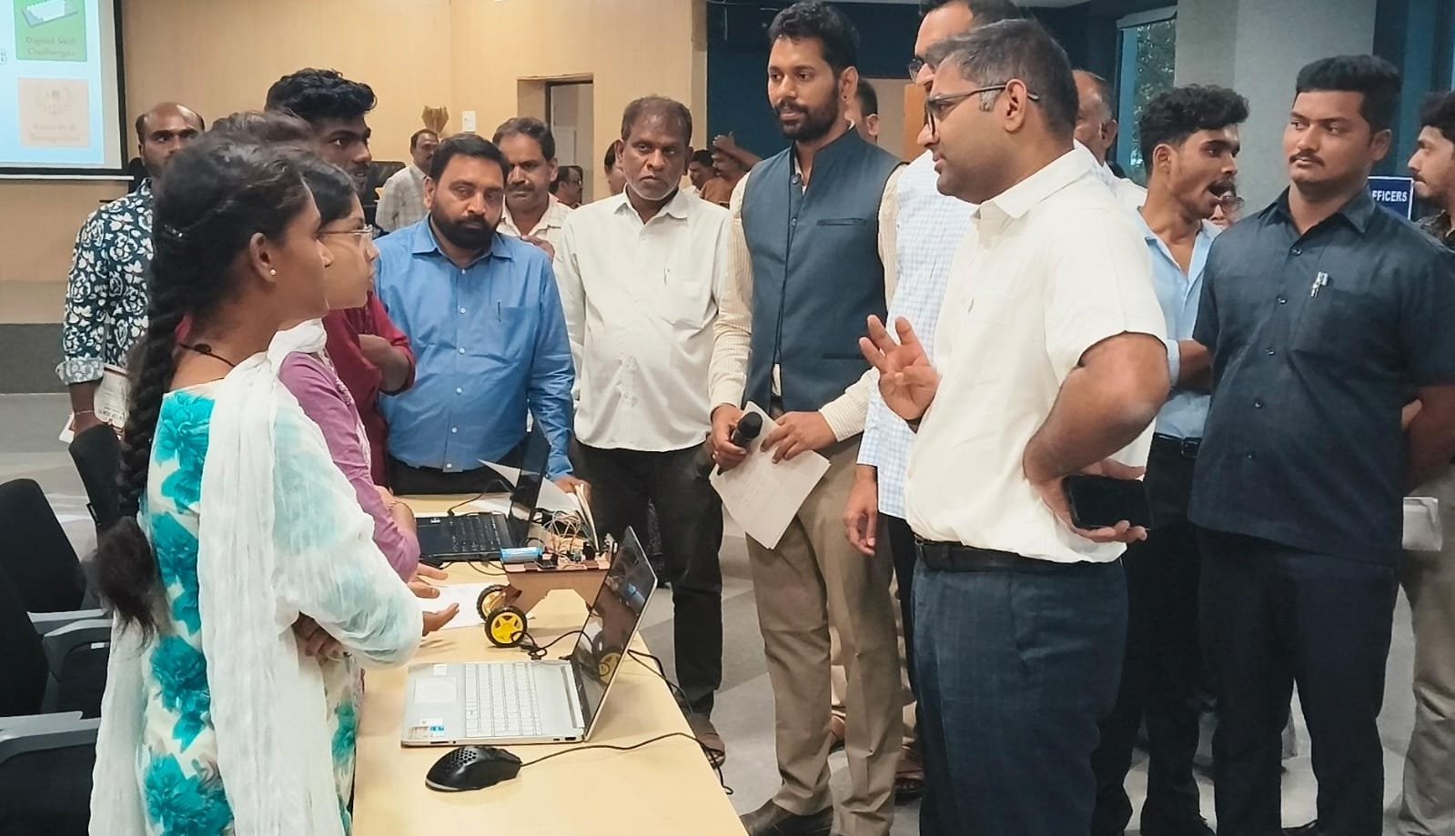 *AI, రోబోటిక్స్ రంగాల్లో విద్యార్థులు రాణించేలా ప్రత్యేక శిక్షణ*